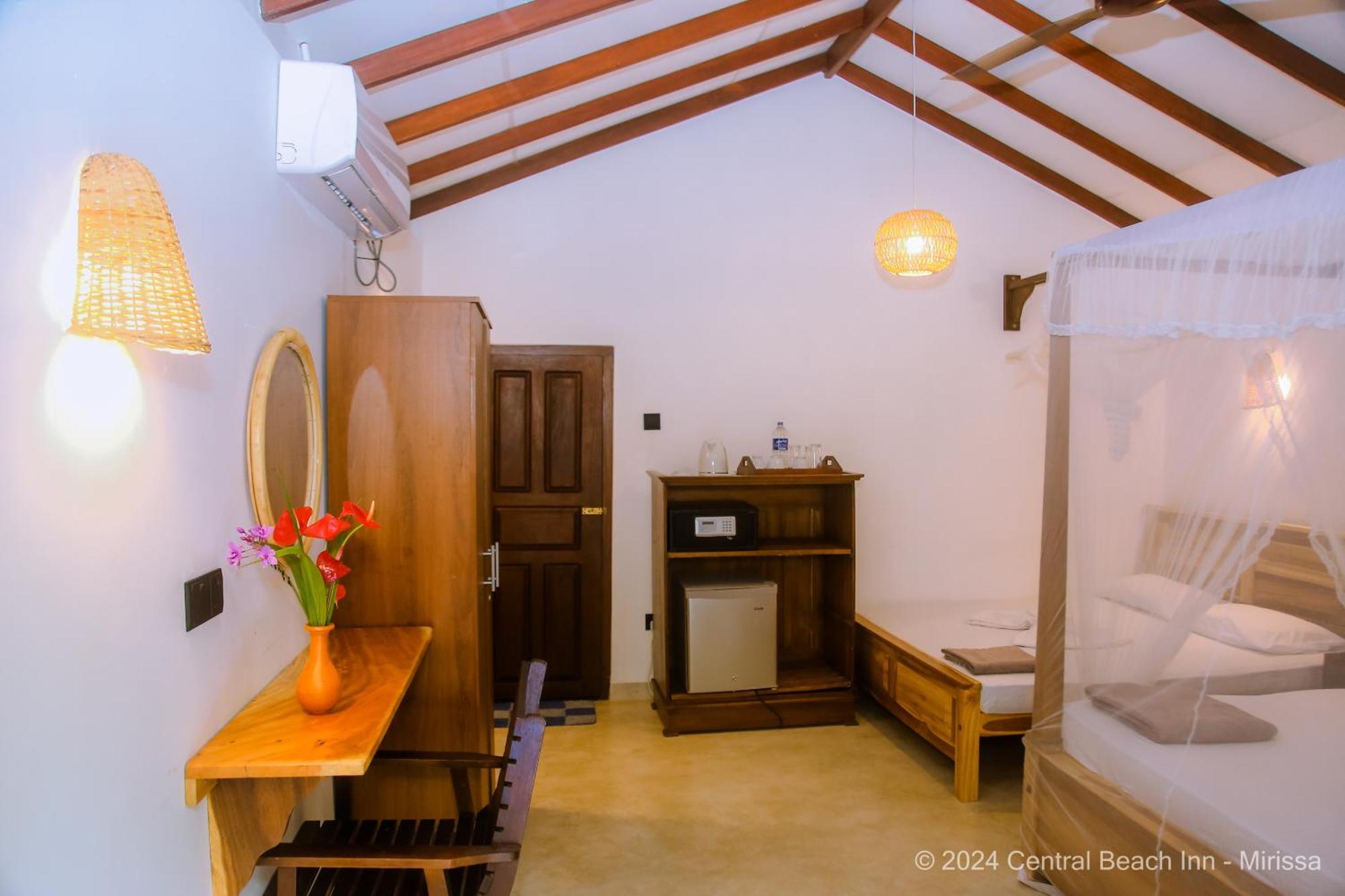 Central Beach Inn Мірісса Екстер'єр фото