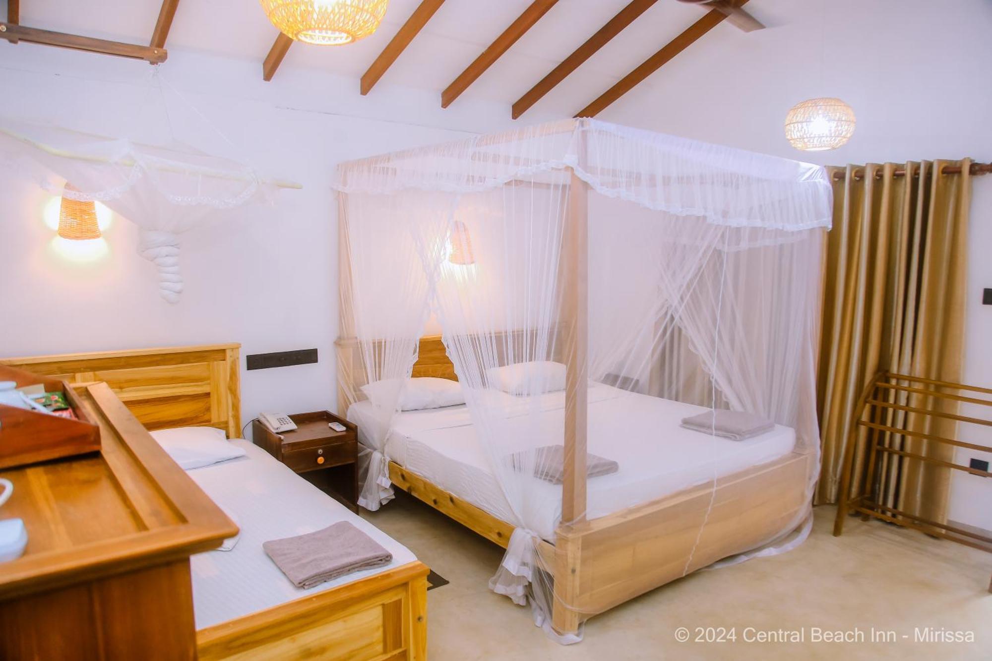 Central Beach Inn Мірісса Екстер'єр фото