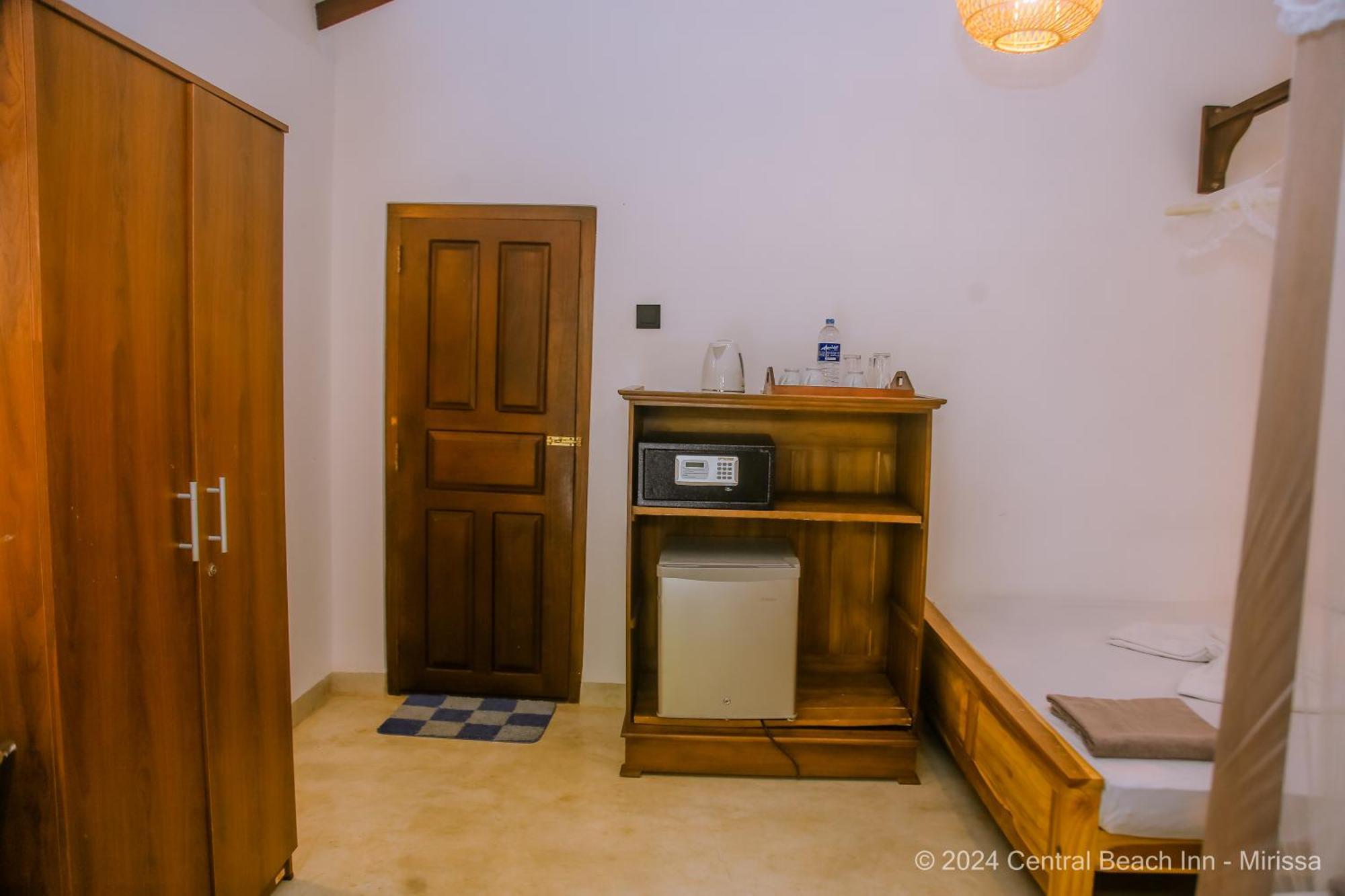 Central Beach Inn Мірісса Екстер'єр фото
